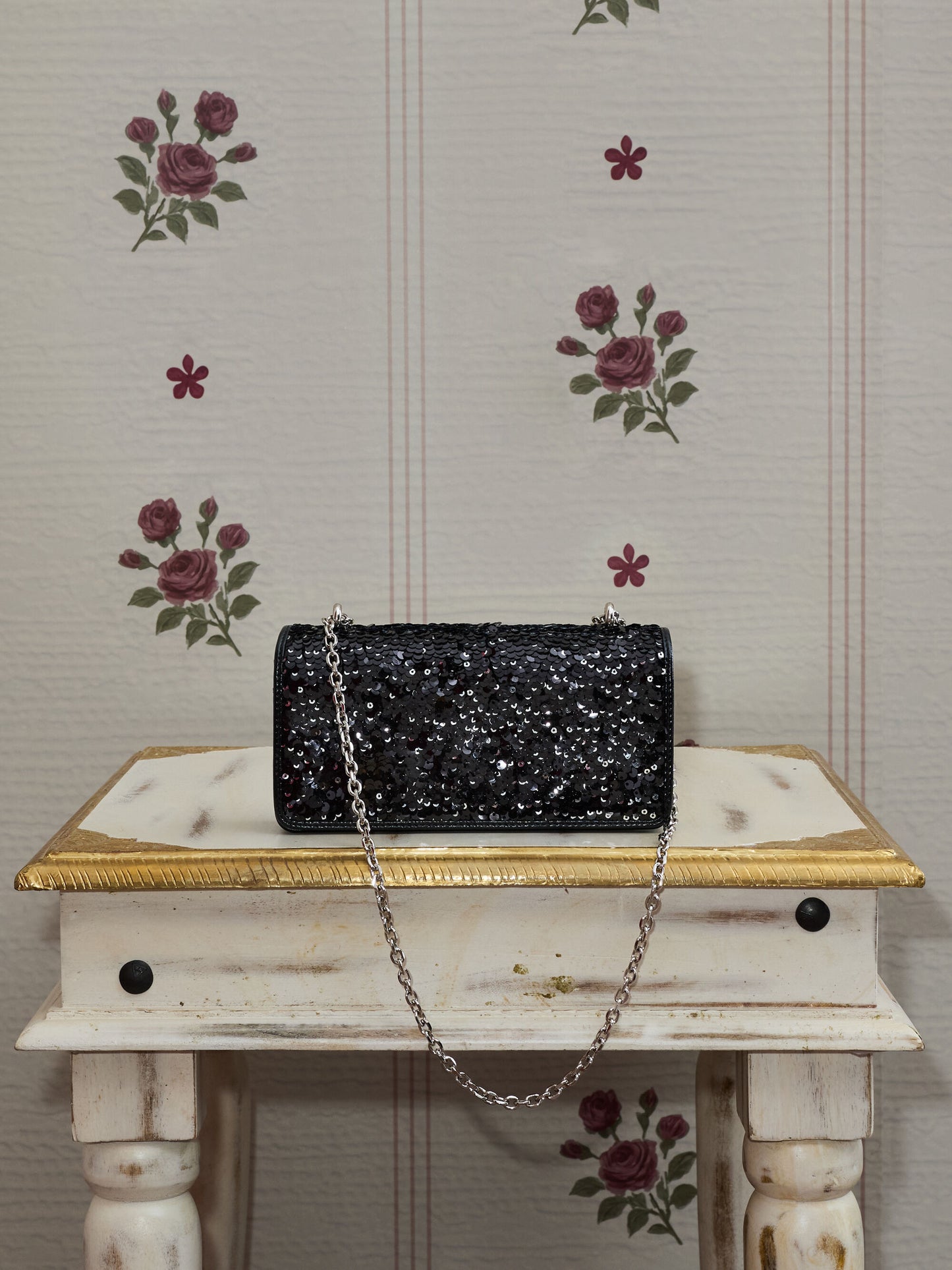 Paffuto Sequinned Wallet On Chain - Noir | CHARLES & KEITH