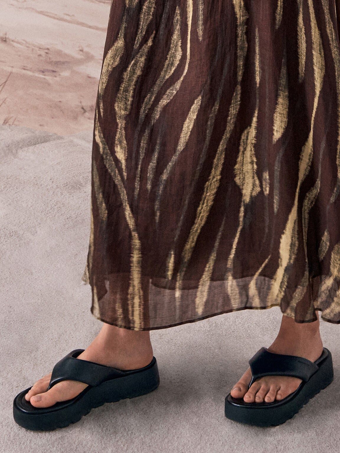 V-Strap Flatform Thong Sandals - Black | CHARLES & KEITH