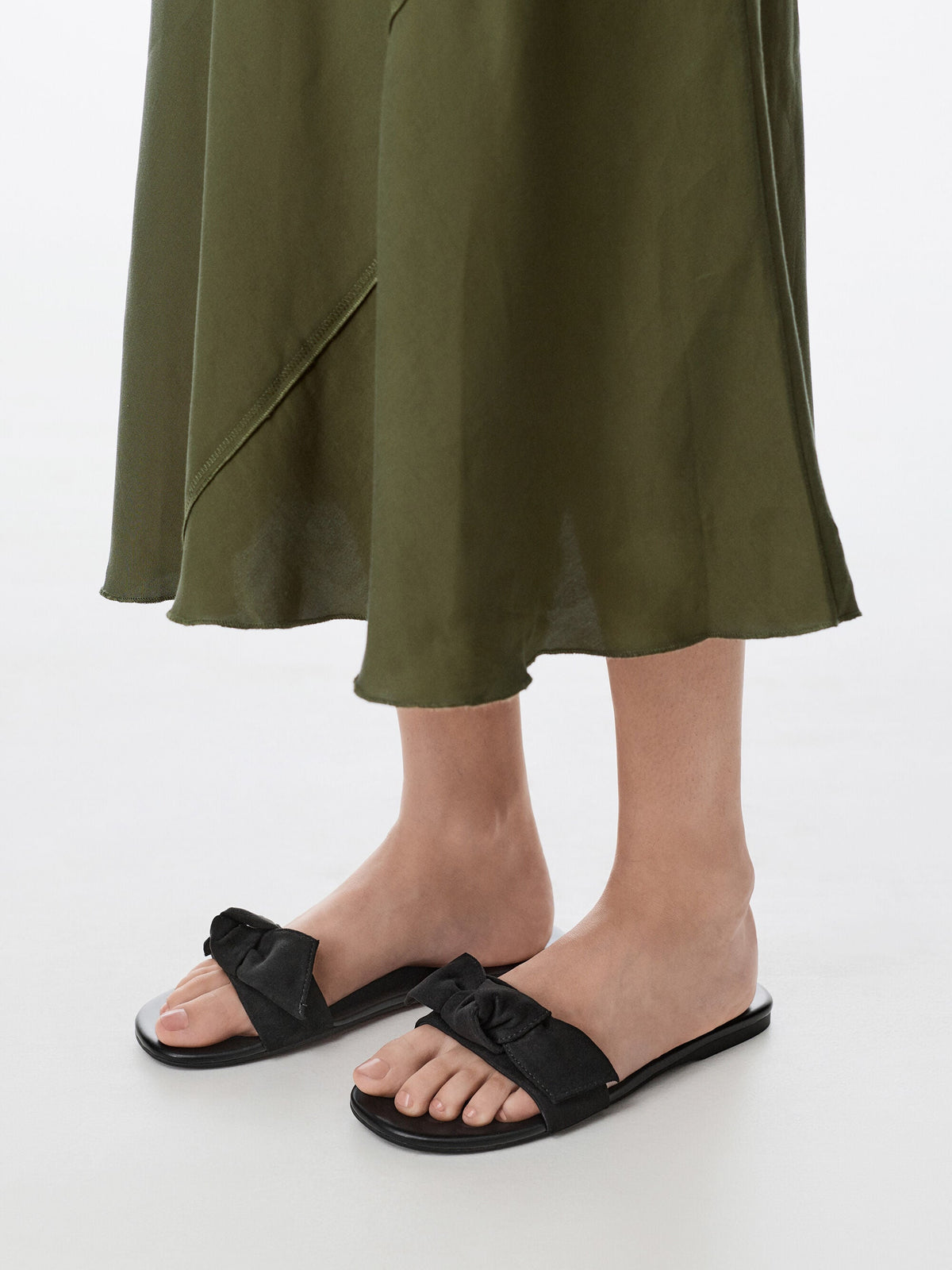 Anika Faux Suede Knot-Bow Slides - Black Textured | CHARLES & KEITH