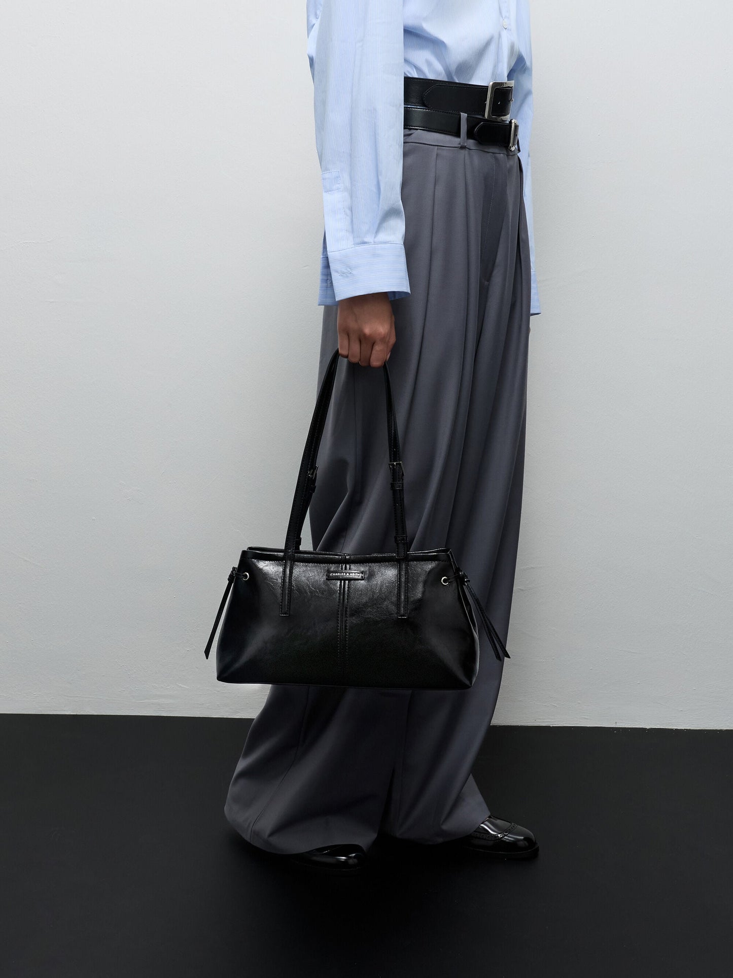 Noane Elongated-Handle Shoulder Bag - Noir | CHARLES & KEITH