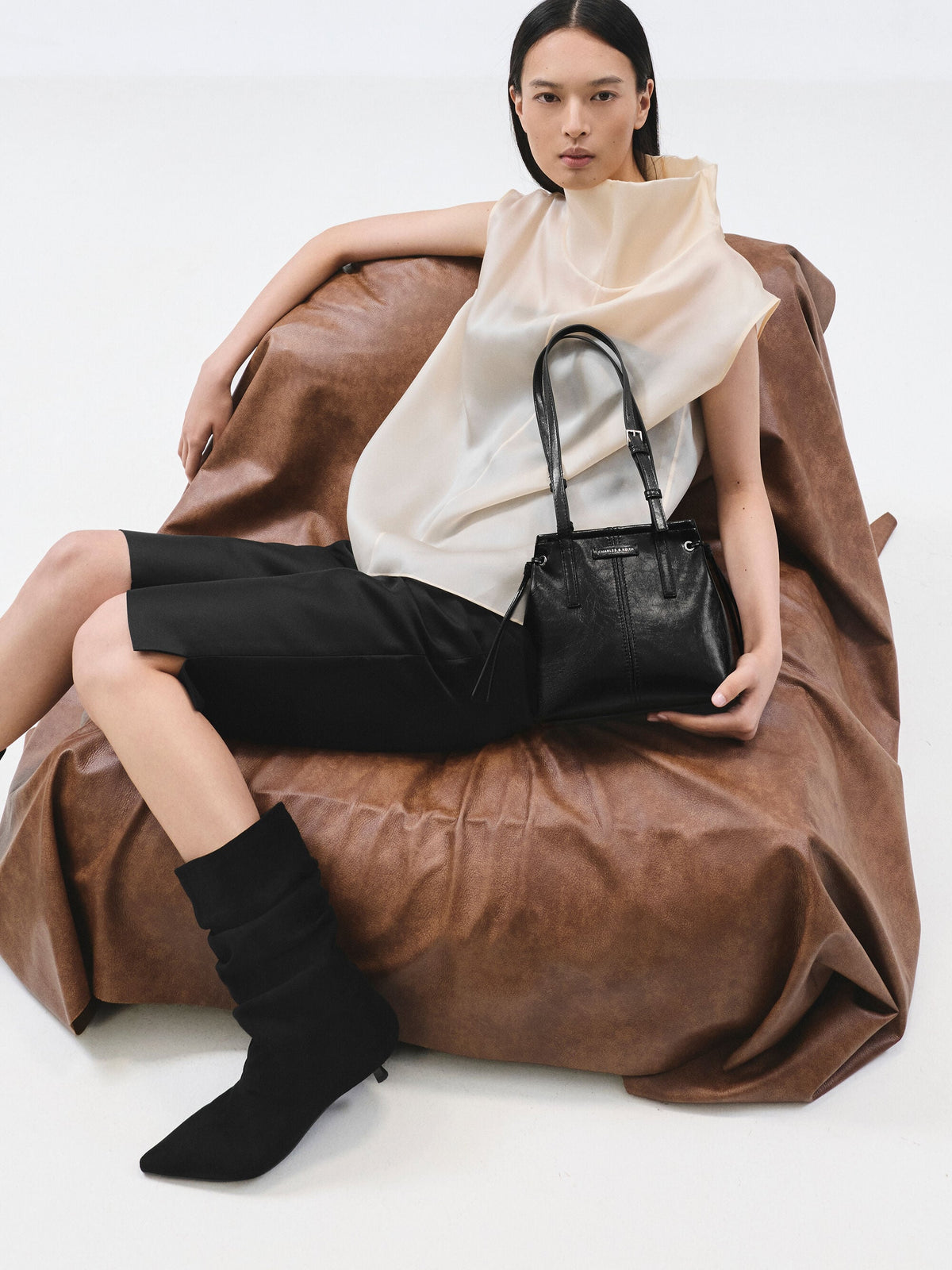 Noane Elongated-Handle Tote Bag - Noir | CHARLES & KEITH